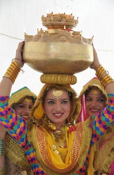 The Punjabi folk dance, the 'giddha' Rangla Punjab, Punjab Culture, Punjabi Culture, Wedding Rituals, Punjabi Wedding, Folk Dance