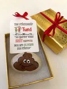 Friendship Gifts Diy, Art Best Friends, Shower Funny, Gold Gift Boxes, Gag Gifts Funny, The Friendship, Painted Stone, Hand Painted Stones