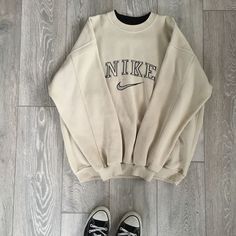 Vintage Nike Sweater, Outfit Nike, Beige Sweatshirt, Vintage Nike Sweatshirt, Cute Nike Outfits, Outfit Vintage, Nike Pullover, Nike Sweatshirt, Nike Vintage