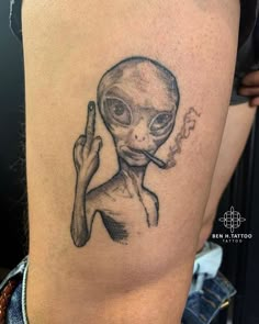 Alien Tattoo Design For Men, Funny Tattoo Ideas For Men, Alien Tattoo Design, Cooking Tattoo, Spaceship Tattoo, Tattoo Homme, Full Hand Tattoo, Scary Tattoos, Alien Tattoo