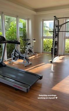 there are many exercise machines in the room