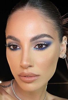 Maquiagem azul: 61 ideias de famosas e anônimas Bold Blue Eye Makeup, Blue Brown Eye Makeup, Make Up Blue Eyeliner, Make Up Blue Eyes Brown Hair, Blue Makeup Looks For Brown Eyes, Blue Makeup With Gems, Blue Prom Makeup For Brown Eyes, Brown Eye Blue Makeup, Blue And Brown Eye Makeup