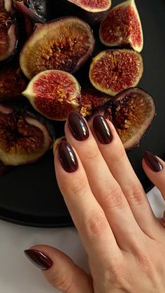 Fall Nail Short Almond, Fall Acrylic Square Nails, Fall/winter Nails Almond, Dark Bordeaux Nails, Short Nail Colour Ideas, Brown Nails On Pale Skin, Fall Nails Olive Skin, November Nail Inspiration, Fall Round Acrylic Nails