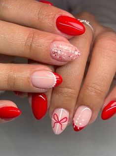 Short, almond-shaped, Christmas acrylic nails in red Nail Art Noel, Short Acrylic Nails Designs, Festival Nails