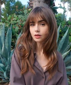 Birkin Bangs: conheça a nova tendência de franja que conquistou as celebridades » STEAL THE LOOK Lily Collins Haircut, Lily Jane Collins, ليلي كولينز, Lily Collins Hair, Phil Collins, Long Hair With Bangs, Good Hair Day, Haircuts With Bangs, Lily Collins