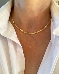 Stunning solid 18ct yellow gold collar length chain. This beautiful chain has a mix of polishing scroll links with frosted solid links. This gorgeous 18k gold necklace has a matching bracelet which is sold separately. Please see link below: https://www.etsy.com/uk/listing/1328543885/vintage-solid-18k-bracelet-matching?click_key=5da4a4e764d37b37ad361259e16c374c3496f77a%3A1328543885&click_sum=9442a890&ref=shop_home_active_1&frs=1 This necklace is beautifully made, with each link having a small cur Classic Gold Chain Necklace, Bracelet Matching, Necklace Collar, 18k Gold Necklace, Length Necklace, Hippie Necklace, Gold Collar, Stacked Jewelry, Matching Bracelet