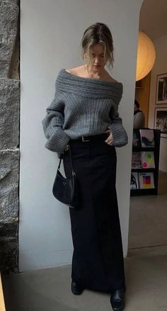 Source Unknown Sweater, Winter 2024 Fashion Trends, Winter 2024 Fashion, 2024 Fashion Trends, Fashion 90s, Winter Skirt Outfit, Chique Outfits, Italy Outfits