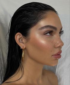 Amanda Khamkaew, Skin Highlighter, Maquillage On Fleek, Dewy Makeup, Eye Makeup Designs, Glowy Makeup, Clean Makeup, Makeup Pictures, Makeup Designs