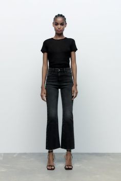 Zara Cropped Flare Jeans, Mini Flare Jeans Outfit, Flare Black Jeans Outfit, Cropped Flare Jeans Outfit, Black Denim Jeans Outfit, Black Flare Jeans Outfit, Black Zara Jeans, Mini Flare Jeans, Flare Outfit