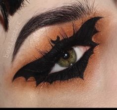 Bat Eyes, Halloween Eye Makeup, Halloween Makeup Inspiration, Halloween Eyes, Edgy Makeup