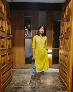 Yellow Chikankari Kurta Styling, Office Kurta Look, Chikankari With Jeans, Daily Indian Outfits, Yellow Chikankari Kurta With Jeans, Desi Office Outfit, Chicken Curry Kurti Design, How To Style Chikankari Kurta With Jeans, Indian Everyday Outfit