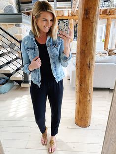 20 Ways To Wear A Denim Jacket - Living in Yellow Casual Denim Jacket Outfit, Cropped Denim Jacket Outfit, Style A Denim Jacket, Quarantine Outfit, Gno Outfit, Living In Yellow, Jean Jacket Outfits, Denim Jacket Outfit, Denim Jacket Fashion