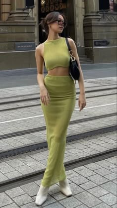 Long Skirt Suits, Friends Show, Green Skirt, Girly Outfits, Casual Style Outfits, Looks Vintage, Lookbook Outfits, Elegant Outfit, Bella Hadid