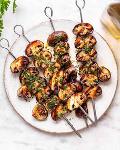 Grilled Baby Bella Mushrooms (+ Marinade) - Cooking With Elo Baby Bella Mushroom Recipes, Mushroom Marinade, Bbq Mushrooms, Baby Bella Mushrooms, Bbq Tofu, Vegan Summer Recipes, Marinated Mushrooms, High Protein Vegan Recipes, Vegan Grilling