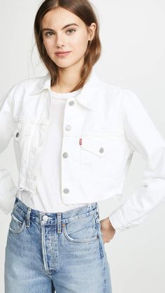 Levi's Cropped Trucker Jacket Outfit Inspo For Summer, White Jacket Outfit, Denim Jacket Outfits, Color Wardrobe, Colour Fashion, Outfit Cool, Fancy Casual, 2019 Style