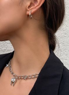 La simplicité est la meilleure déclaration de style. Et c’est exactement ce que vous allez réaliser avec ces adorables créoles simples en argent. Fabriqué en argent sterling, c'est un classique intemporel que chaque fille doit avoir. Une façon simple mais très élégante de faire ressortir votre look de tous les jours, ces boucles d'oreilles sont un incontournable. Achetez-les maintenant, avant qu'ils ne soient en rupture de stock, car ils sont toujours très demandés.



Matériels: Laiton rhodié En Route Jewelry, Simple Hoop Earrings, Cherry Earrings, Best Style, Trendy Earrings, Silver Pieces, Style Statement, Silver Hoops, Leaf Earrings