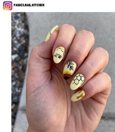 Short Sunflower Nail Designs, Easy Sunflower Nail Art, Nerd Nail Art, Late Summer Nail Designs, Sunflower Nail Art Designs, Sunflower Manicure, Hexagon Nails, Nail Designs With Sunflowers, Trendy Nails Easy