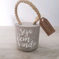 a gray bucket with rope hanging from it's handle and the words sega bem fundo written on it