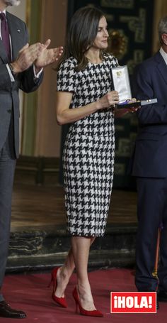 Casual Outfit Inspiration, Classy Dress Outfits, Queen Letizia, Professional Outfits, Business Casual Outfits, Royal Fashion, Classy Dress, Work Fashion, Winter Dresses