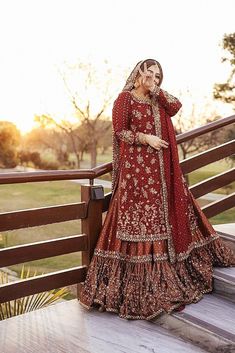 Gorgeous Ethnic Wedding Dress Style for a Unique Look. Comment your favorite! Bridal Farshi Gharara, Farshi Gharara Pakistani Bridal, Farshi Lehnga Pakistani Bridal, Muslim Bridal Lehenga, Farshi Gharara Pakistani, Red Bridal Lehenga Pakistani, Fall Wedding Guest Dresses, Pakistani Bridal Hairstyles, Wedding Guest Outfit Ideas