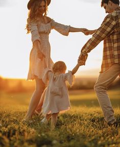 Family Of 3 Field Photoshoot, Boho Family Of 3 Photoshoot, Family Playing Outside, Fall Woods Family Photos, Park Photoshoot Family, Horse Family Pictures, Romantic Family Photos, Fall Photos Mom And Son, Family Fall Outdoor Photoshoot