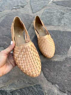 The huarache has stood out as a typical garment of the Mexican people. Its origin dates back to pre-Hispanic times. Beautiful handmade Mexican huarache, made 100% by hand, by Mexican artisans, who weave the leather strips with their delicate hands, giving each huarache a unique detail. ♦-♦-♦-♦-♦-♦-♦-♦-♦-♦-♦-♦-♦-♦-♦-♦-♦ IMPORTANT INFORMATION: *SIZES: PLEASE READ THE SIZE CHART CAREFULLY AND CHOOSE THE RIGHT SIZE BEFORE BUYING! With the help of the following table, you can determine the number tha Hands Giving, Delicate Hands, Mexican People, Summer Shoes Sandals, Huarache Sandals, Womens Summer Shoes, Boho Hippie, Choose The Right, Beautiful Shoes