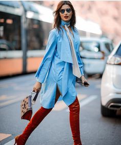 Milan Fashion Week Street Style, Walking Down The Street, Moda Paris, Blue Coat, 50 Style, Elegante Casual, Milan Fashion Weeks