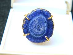 You will receiveA Gold Electroplated Gemstone Ring of Solar Quartz with Beautiful Jewelry Ring Box Stone Size 1 : 23 mm 2 : 24 mm 3 : 22 mm 4 : 24 mm Many thanks for you visit my store ♥ if you have any question please contact us. For wholesale Price Please Convo me. You can order different items as many you like . Geode Ring, Bezel Earrings, Quartz Geode, Natural Gemstone Ring, Gold Gemstone Ring, Stone Wrapping, Rings Gold, Jewelry Ring Box, Charm Rings