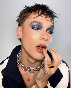 Men’s Makeup Looks, Men Eyeshadow, Men Makeup Aesthetic, Makeup Looks For Men, Boys With Makeup, Enby Makeup, Men With Makeup, Men Lipstick, Men In Makeup