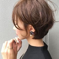 ・ ♡ ⚪︎ ・ earring/ @mon.tresor14 コロンとしたハートに🖤 紫のお花と黄色のかすみ草が詰まった レトロな雰囲気のイヤリング🌼 黒がベースで大人っぽくて素敵♡ ・ コットンパールがぶら下がってることもかわいい♡ ・ 芸術作品（ ; ; ）手に取って感動します🎨✨✨👏 ・ 色んなお花のピアス💐すごく素敵なギャラリー🌷 ・ ・ ・ 風強くてボサボサ。いつもモッサリだけど🦁😂 ・ #earring #pierce #accessory #handmadeaccessory #イヤリング #ピアス #ショート #shorthair #yachicut Spring Hair Color, Super Hair, Short Hair Styles Pixie, Fall Hair Colors, Short Haircuts, Hair Today, Great Hair