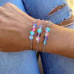 Esta encantadora pulsera está hecha con piedras preciosas de cuarzo angel aura de 0,24 pulgadas en una cadena de acero plateada completamente hipoalergénica que no se deslustra. Todas las cuentas reflejan diferentes colores con luz. Tiene un tamaño estándar de 6,5 pulgadas / 16,5 centímetros y tiene un extensor adicional de 1,39 pulgadas / 3,5 centímetros para adaptarse a cualquier muñeca Si necesitas una medida especial, añade tu personalización al completar el pedido. Este listado es para 1 pu Iridescent Bracelet For Party, Adjustable Iridescent Bracelet Jewelry, Adjustable Iridescent Crystal Bracelet, Iridescent Crystal Bracelets As Gift, Adjustable Iridescent Crystal Bracelets, Adjustable Iridescent Bracelet For Parties, Adjustable Silver Crystal Bracelet, Silver Adjustable Crystal Bracelet, Aura Quartz Bracelet