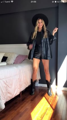 Country Outfits Women, Botas Western, Outfit Botas, Concert Attire, Bota Country, Fiesta Outfit, Country Style Outfits, Looks Country, Nashville Outfits