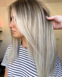 Haarkleur blond grijs Platinový Blond, Straight Balayage, 20s Hair, Balayage Hairstyle, Balayage Straight Hair, Balayage Blond, Color Melt, Bronde Balayage