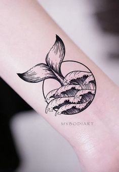 Unique Whale Tail Surf Wave Wrist Tattoo Ideas for Women - Ideas únicas de tatuaje de muñeca de ballena para mujeres - www.MyBodiArt.com Beach Tattoos For Women Thigh, Triple Tattoo, W Tattoo, Nova Tattoo, Starfish Tattoo, Surf Tattoo, Freedom Tattoos