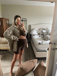 Maternity Outfit Vacation, Milena Ciciotti Pregnant Outfits, Pregnant Biker Shorts Outfit, Maternity Outfits Shorts, Milena Ciciotti Outfits, Pregnancy Shorts Outfits, Maternity Outfits Comfy, Maternity Chic Summer, Maternity Biker Shorts Outfit