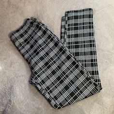 Size: Large Material: 90% Polyester 8% Rayon 2% Spandex Color: Black & White/ Checkered/ Lined/Plaid Style: Business Casual, Pants, Trouser Fit, Tapered Calfs/Ankles Condition: Excellentnever Worn Brand: Forever21 **Approx. Meas. Size: L Waist: 14.5” Hip: 16.5” Inseam: 26” Crotch: 4” Full Front Pant Length: 34.5” Full Back Length: 37” Upper Thigh Width: 9” Knee Width: 6.5” Calf Width: 5.5” Style Business Casual, Business Casual Pants, Black White Checkered, Forever 21 Pants, Pant Length, Jumpsuit Trousers, Plaid Fashion, Plaid Pants, Pants Trousers