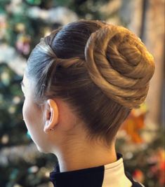 Ballet Bun Styles, Ballerina Bun Curly Hair, Ballet Hair Styles Dancers, Fancy Ballet Buns, Unique Ballet Buns, Dance Hairstyles Bun