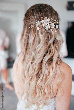 Stock Image: Brautfrisur mit blonden Haaren Outdoor Wedding Hairstyles The Bride, Elopement Hairstyles Simple, Wedding Hair For Fine Hair, Country Wedding Hairstyles, Fall Wedding Hairstyles, Formal Hair, Country Chic Wedding, Curl Styles, Future Wedding Plans