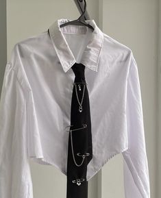 Tie And Shirt Outfit, Outfits With A Tie For Women, Outfits With Chains, Black And White Outfit Ideas Party, Shirt And Tie Outfit Women, White Tie Outfit, Tie Outfit Women, Corset Shirt Outfit, Black Tie White Shirt