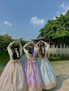 South Korean Traditional Dress, South Korea Culture Traditional Dresses, Korea Hanbok Aesthetic, Korea Culture Aesthetic, Seoul Friends Aesthetic, South Korea Traditional Dress, South Korea Trip Aesthetic, Korean Culture Dress, Korea Places To Visit