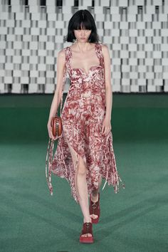 Stella McCartney Spring 2022 Ready-to-Wear Fashion Show | Vogue Stella Mccartney Fashion, Fashion Runway Show, London Fashion Weeks, Runway Fashion Couture, Copenhagen Fashion Week, Just Style, 2022 Fashion