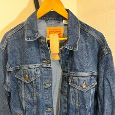 Bnwt Women’s Levi’s Denim Jacket. Oversized Fit, Sized Small. Bonus! Cute Flower Patch Included. Denim Jacket Oversized, Levis Jacket, Oversize Women, Flower Patch, Cute Flower, Denim Jacket Women, Oversized Fits, Jean Coat, Jean Jacket