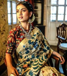 Kerala Saree Blouse Designs, Kalamkari Dresses, Kalamkari Blouse, Kalamkari Painting, Queen Dresses, Cotton Saree Designs, Polish Folk