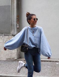 Fluffy Sweater Outfit, Fuzzy Sweater Outfit, Pink Fuzzy Sweater, Looks Jeans, Pullovers Outfit, Meghan Markle Style, Fluffy Sweater, 90's Fashion, Pullover Outfit