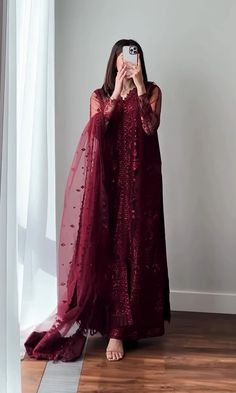 Pakistani Dresses Fancy, Mehndi Dress Designs, Aesthetic Mehndi, Lace Outfits, Wanna Recreate, Trendy Cocktail Dresses, Mehndi Dress, Desi Outfits