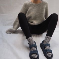 Socks And Sandals Outfit, Sock Outfits, Socks And Sandals, 가을 패션, Hiking Outfit, Mode Streetwear, Style Chic, Mode Style, Fall Winter Outfits