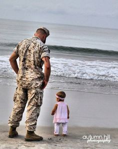 a little girl's hero :) Military Baby, Foto Kids, Marine Wife, Army Life, United States Marine, United States Marine Corps