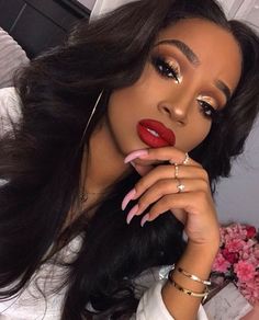 Eyeshadow and red lips on Black Women Red Lipstick Makeup Looks, Red Makeup Looks, Birthday Makeup Looks, Red Lips Makeup Look, Make Up Gold, Black Red Hair, Gold Makeup Looks, Red Lipstick Makeup, Makeup For Black Skin