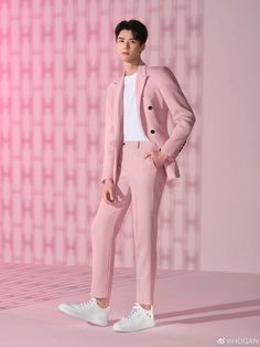 (2) cdrama tweets (@dramapotatoe) / Twitter Grwm Men, Pink Outfits Aesthetic, Korean Suit, Men's Hipster Style, Light Blue Suit, Party Outfit Men, Classy Suits, Gong Jun