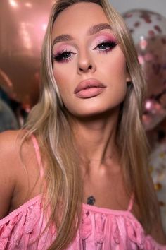 Pink Graduation Makeup, Pink And White Eyeshadow Looks, Pink And White Eyeshadow, Pink Festival Makeup, Light Pink Eyeshadow Looks, Disco Homecoming, Light Pink Makeup Looks, Pink Eyeliner Makeup, Bright Pink Eyeshadow